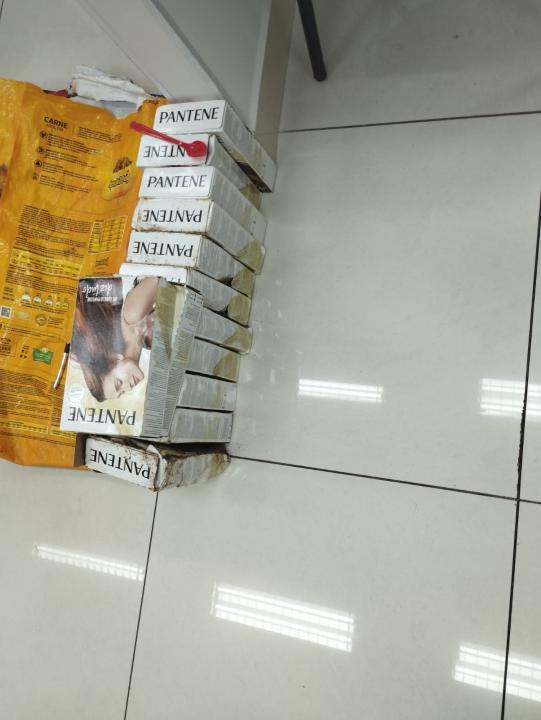 Foto 4 de 4 — Trio é preso pela PM após furtarem vários produtos de fármacia na Vila Xavier